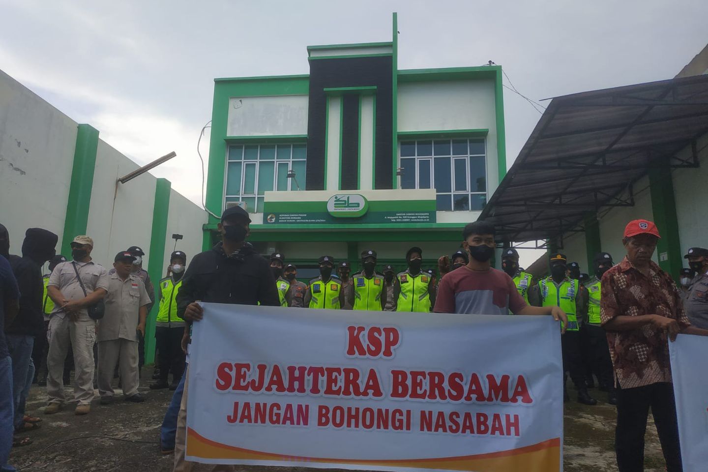 Nasabah KSP Sejahtera Bersama di Mojokerto Demo Tuntut Pengembalian Dana