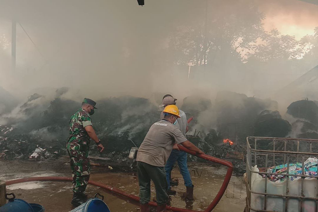Diduga Limbah Gagang Tembakau Kena Percikan Api, Pabrik Pengolahan Limbah PT HAN Terbakar