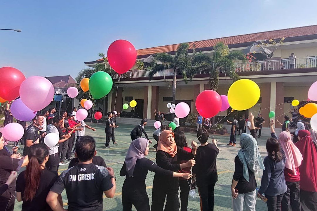 HUT RI dan MA ke-77, PN Gresik Gelar Lomba dan Baksos