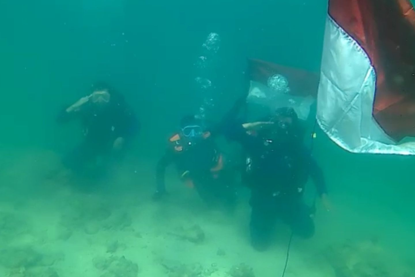 Sambut HUT RI, Polres Probolinggo Kibarkan Merah Putih di Dasar Laut Gili Ketapang