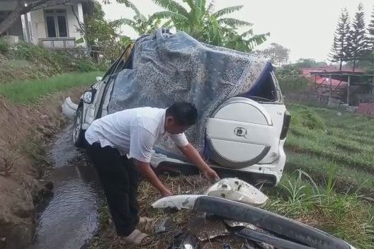 Diduga Rem Blong, Mobil Warga Surabaya Terjun ke Sawah di Pacet Mojokerto