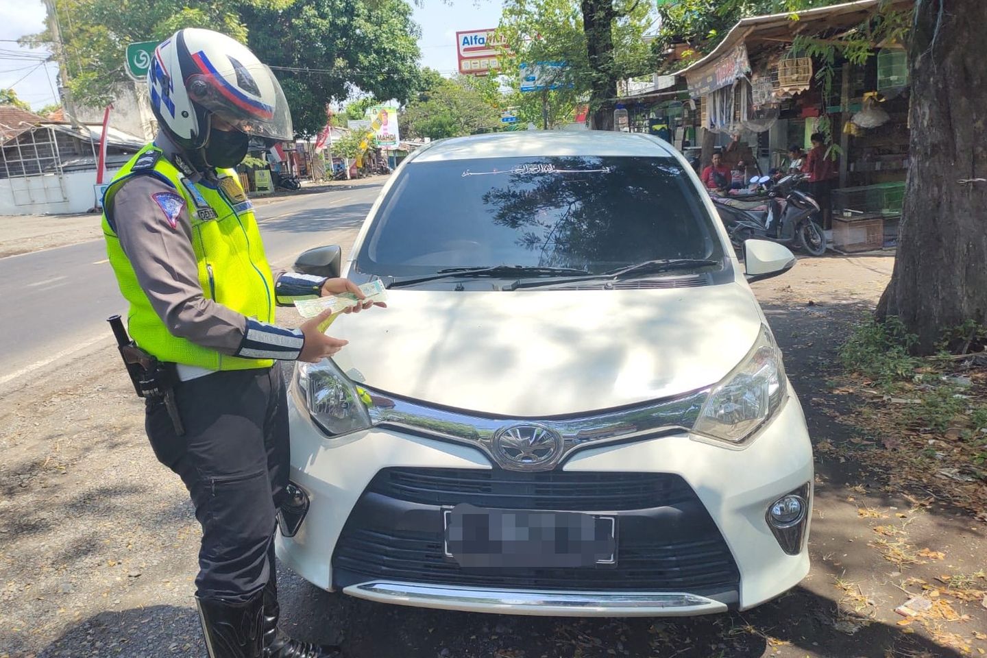 Gunakan Nopol dan STNK Palsu, Pengendara Mobil di Probolinggo Disidik