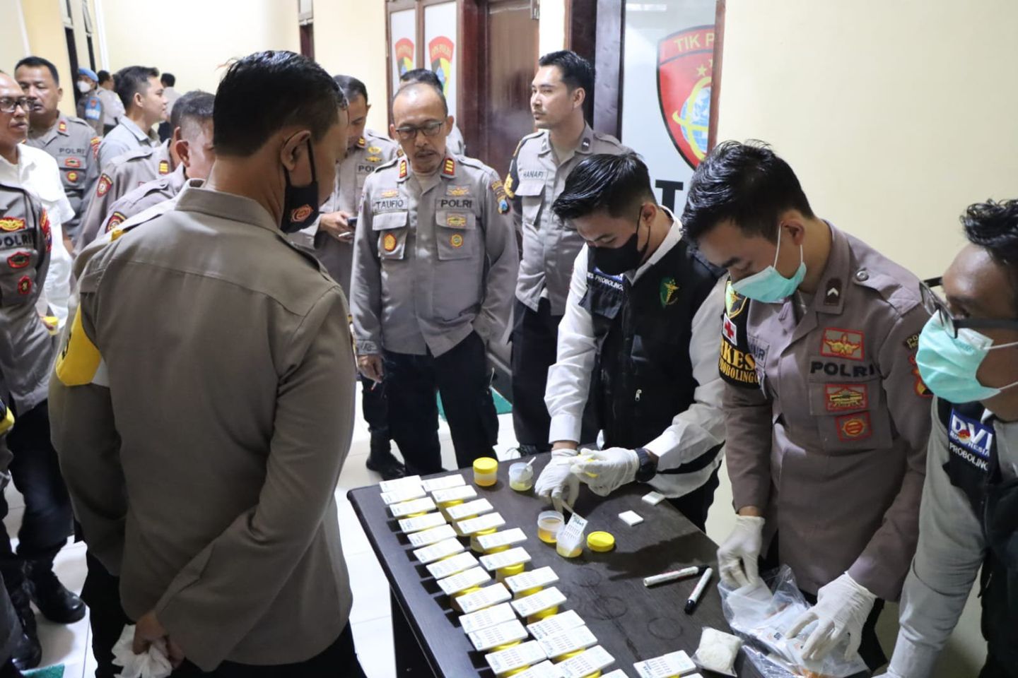 Puluhan Anggota dan Pejabat Utama Polres Probolinggo Jalani Tes Urine, Apa Hasilnya?