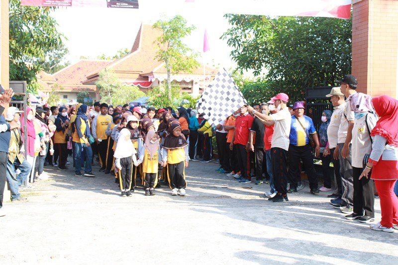 Peringati HUT Kemerdekaan RI, Kecamatan Karanggeneng Lamongan Gelar Jalan Sehat