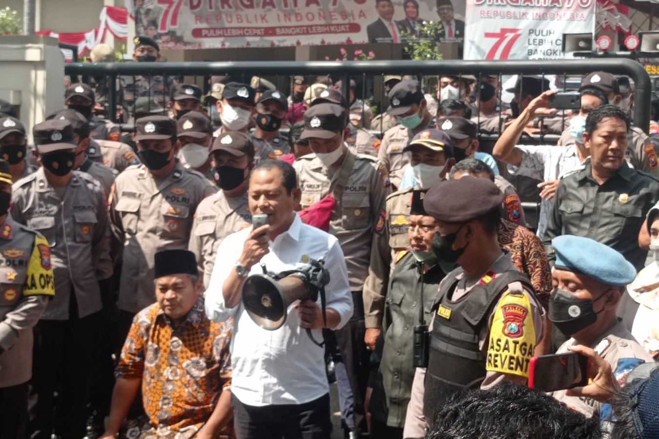 Puluhan Mahasiswa HMI Lamongan Turun Jalan Tolak Kenaikan Harga BBM Subsidi