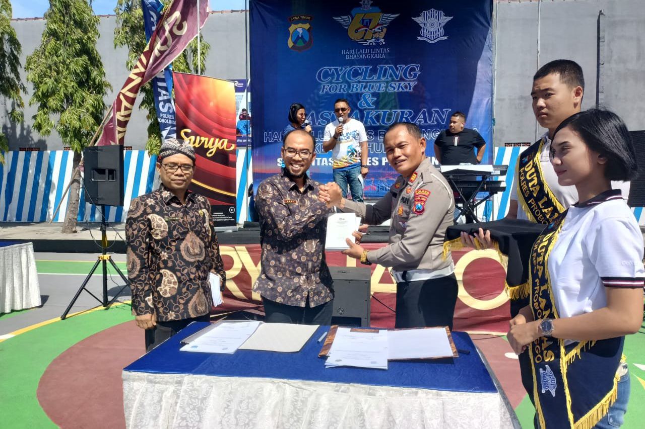 Edukasi Siswa, Polantas Polres Probolinggo Bagikan Buku Panduan Tertib Berlalu Lintas
