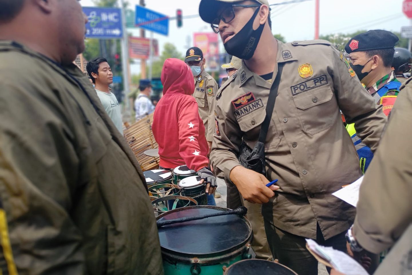 Razia Gabungan, Satpol PP Mojokerto Sita Lapak PKL dan Bersitegang dengan Pengamen Angklung