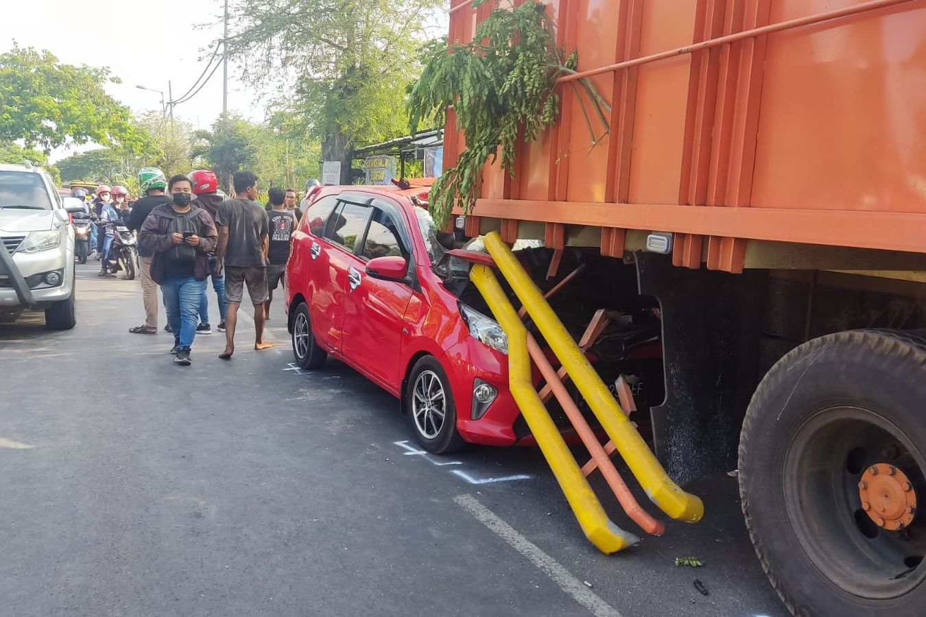 Kurang Konsentrasi, Pengemudi Mobil di Mojokerto Tewas Tabrak Belakang Truk