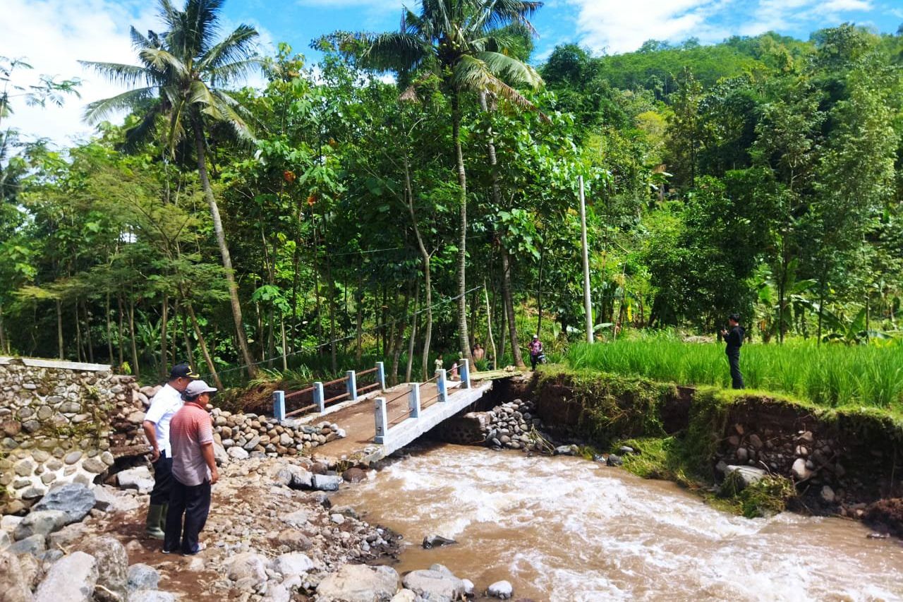 <strong>Jembatan Putus Diterjang Banjir, Warga Dusun Kalibiru Probolinggo Terisolir</strong>