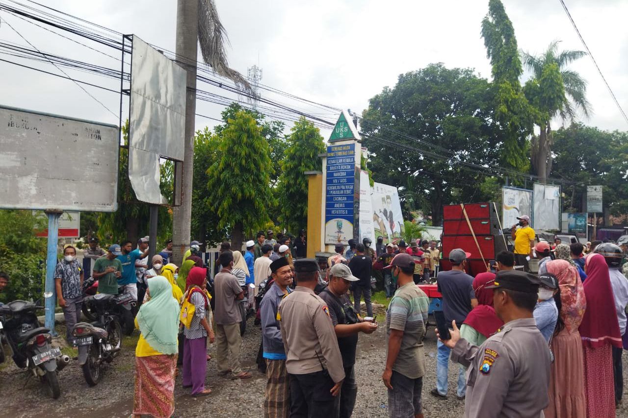 <strong>Warga Sidodadi Probolinggo Demo Kantor Kecamatan Paiton, Tuntut Pj Kades Dicopot</strong>