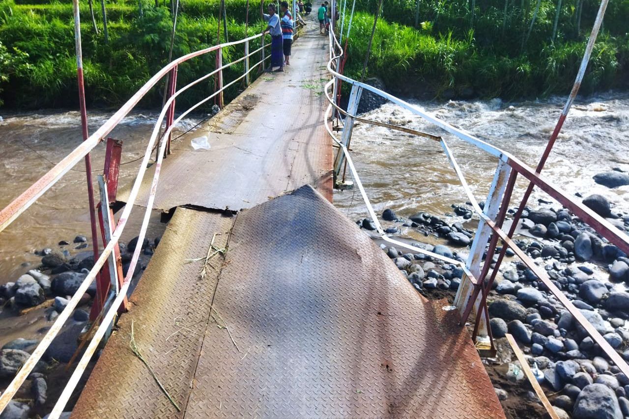 Jembatan Gantung Penghubung 2 Kecamatan di Probolinggo Luluh Lantak Diterjang Banjir  