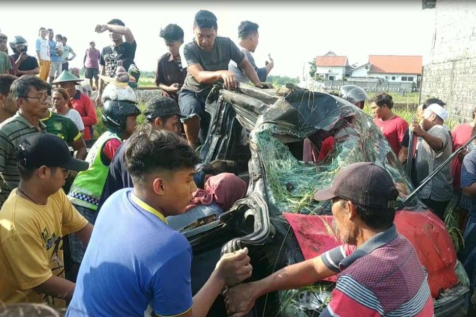 <strong>Kereta Api Wijaya Kusuma Tabrak Pick Up di Leces Probolinggo, Pasutri dan Petani Tewas</strong>