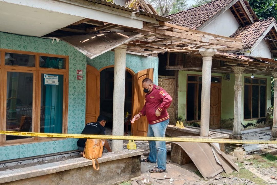 Teror Ledakan Petasan Menimpa Rumah Warga Tiris Probolinggo, Atap Teras Hancur Berantakan