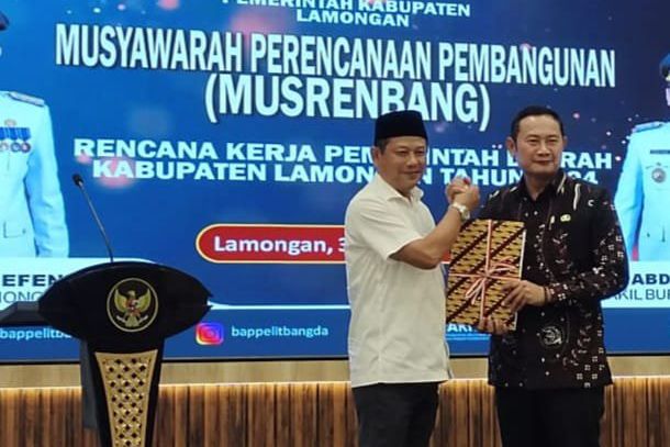 Ketua DPRD Lamongan Serahkan Dokumen Pokir ke Bupati