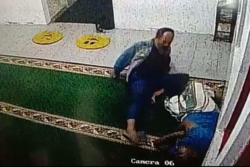 Aksi Pencurian Ponsel di Musholla SPBU Kebonagung Probolinggo Terekam CCTV

 