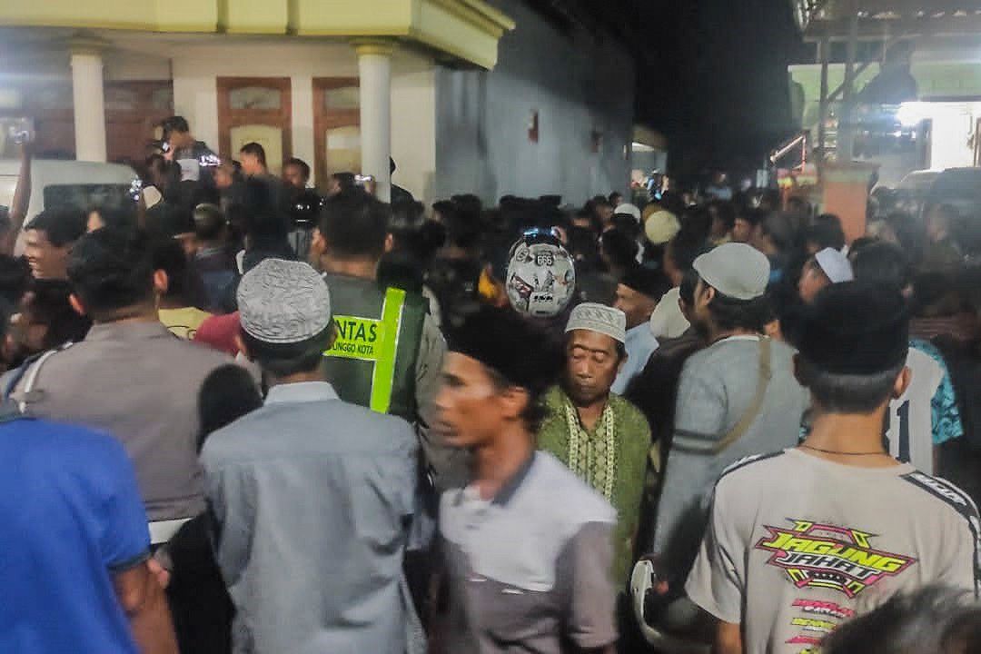 Warga Pesisir Probolinggo Ramai-ramai Kepung Rumah Kades yang Amankan Pelaku Curanmor