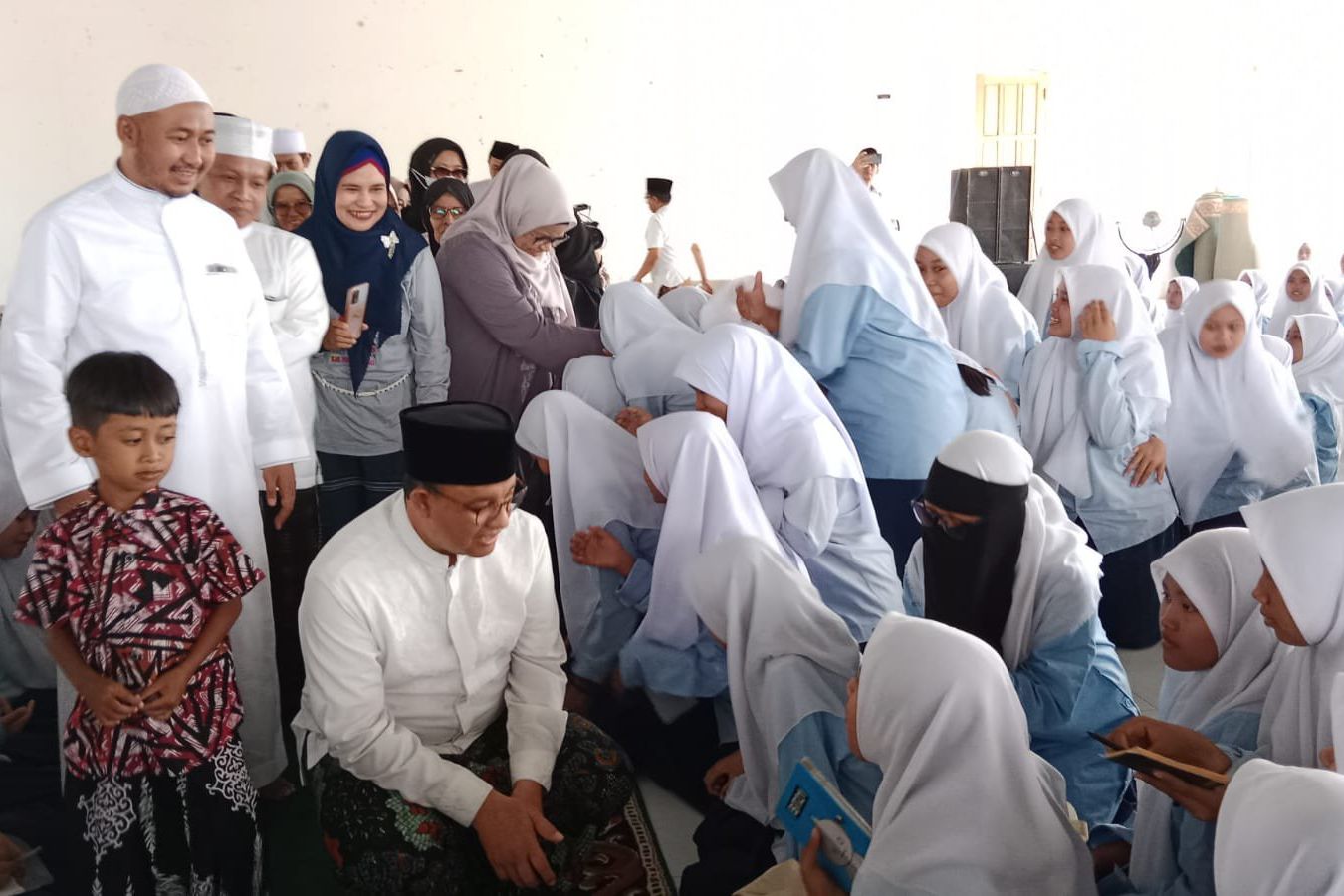 Anies Baswedan Kunjungi Ponpes Nurul Qodim Paiton Probolinggo, Minta Doa dan Restu