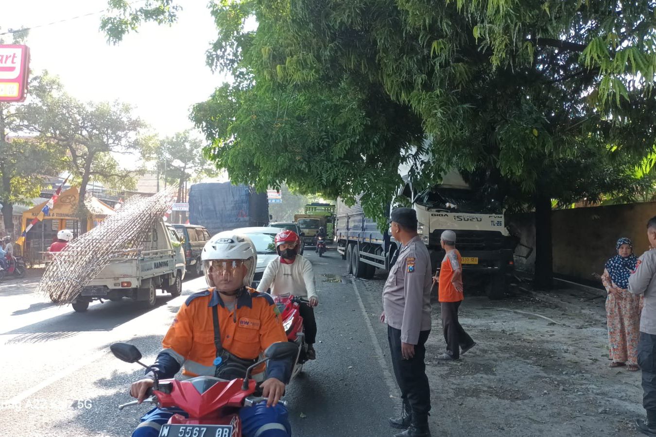 Truck dan 2 Minibus Kecelakaan Beruntun di Jalur Pantura Kraksaan Probolinggo