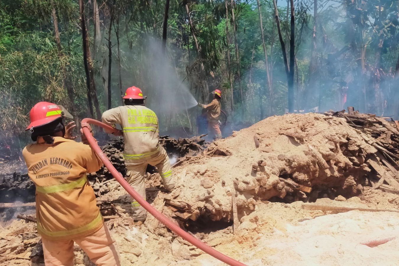 Tempat Pemotongan Kayu Sengon di Banyuanyar Probolinggo Kebakaran