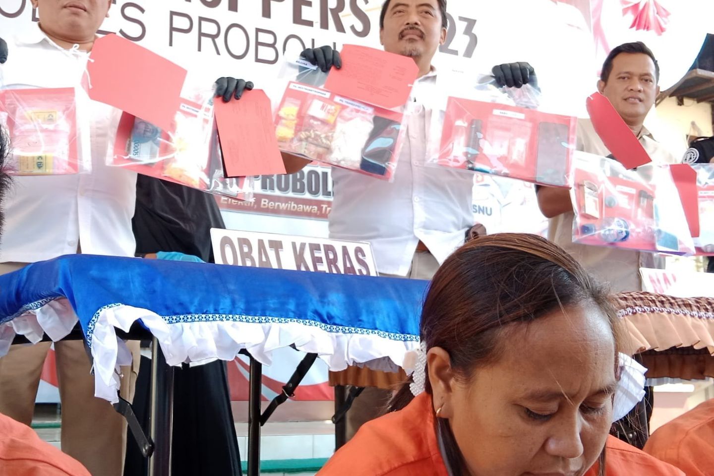Edarkan Pil Koplo Buat Beli Sandal Anak, Ibu Rumah Tangga di Probolinggo Dibekuk Polisi
