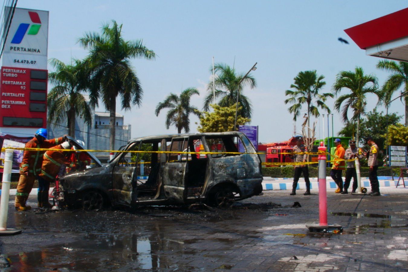 Mobil Minibus Terbakar di SPBU Tempeh Lumajang