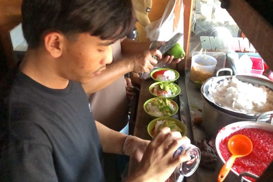 Cuaca Panas, Menjadi Berkah Penjual Es Oyen di Mojosari