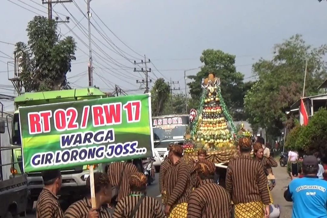 Peringati Maulid Nabi Muhammad SAW, Warga Ajung Jember Berebut Jajanan Tradisional