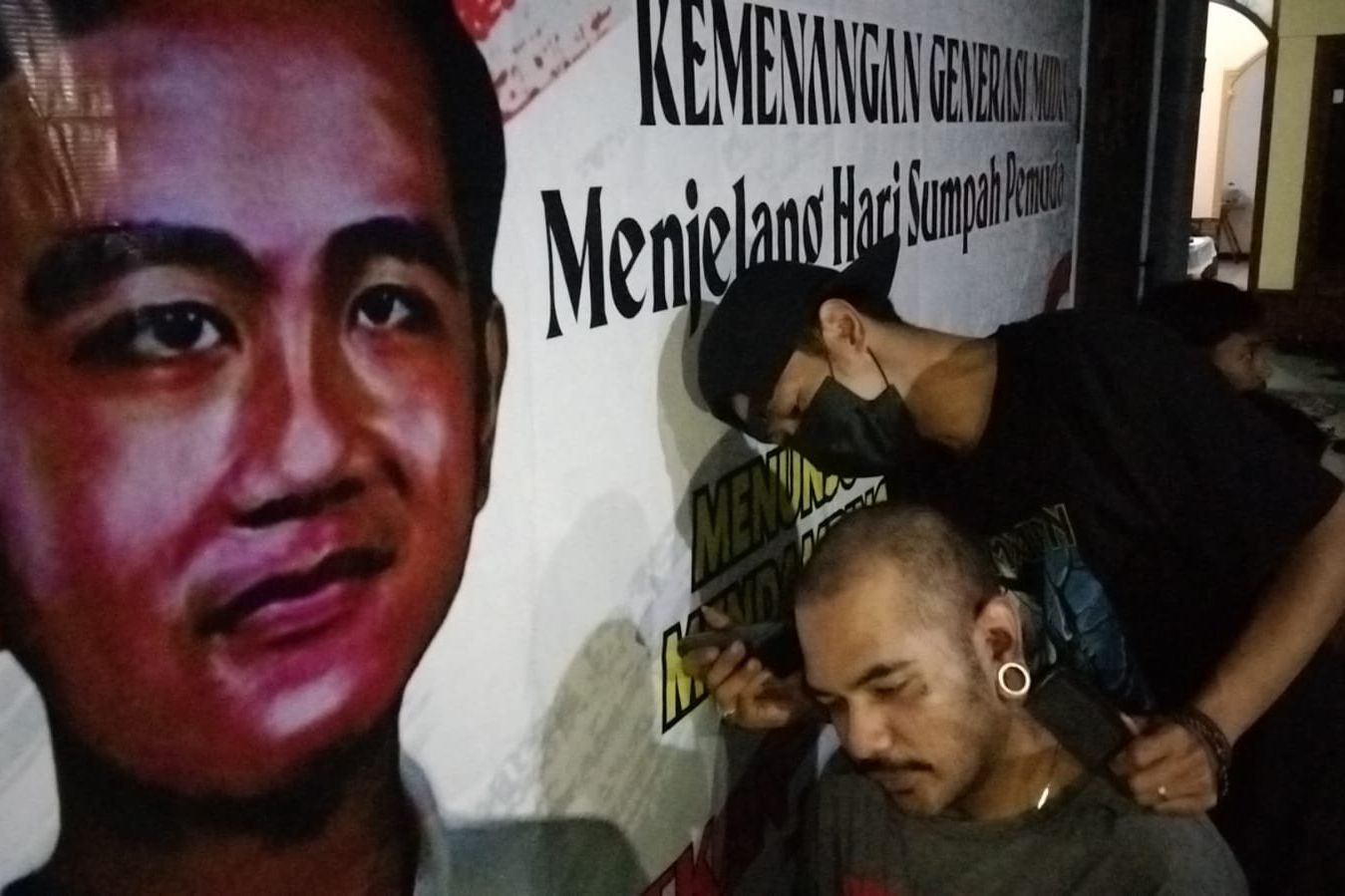 Dukung Gibran Bacawapres, belasan Pemuda di Malang Cukur Gundul

 