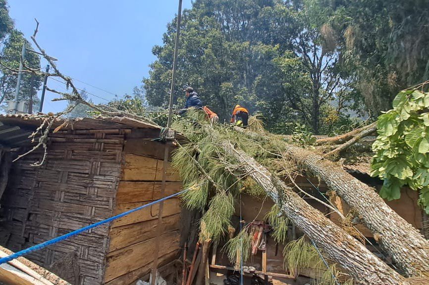 Angin Kencang Sapu Kota Batu