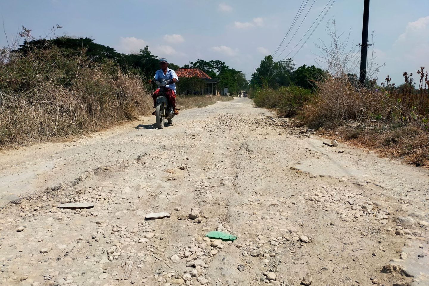 Pemkab Sampang Gelontorkan Dana Rp6,3 Miliar untuk Pemeliharaan Jalan Madupat-Camplong

 