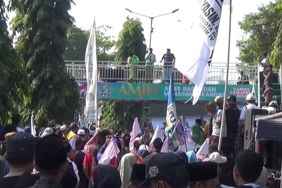 Jalan Sehat Sarungan, Pasangan Anies-Muhaimin Sapa Pendukung

 