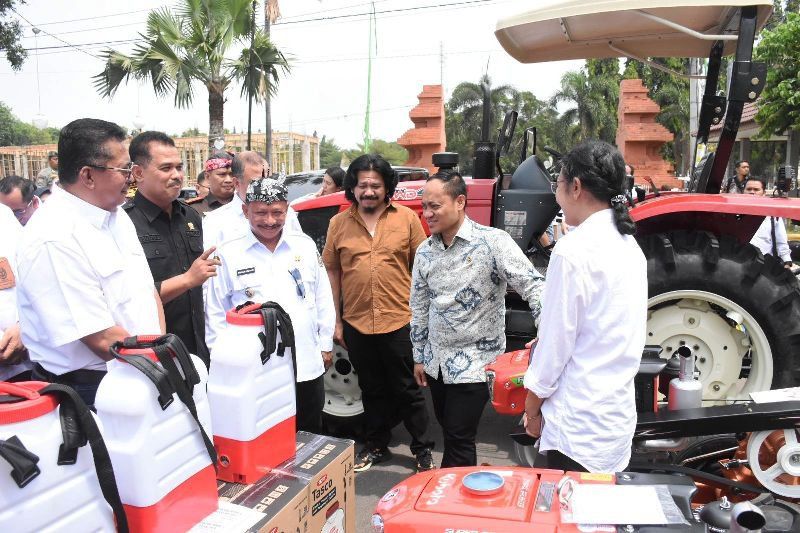 Bupati Situbondo Minta Gapoktan Gunakan Bantuan Alsintan Dengan Baik