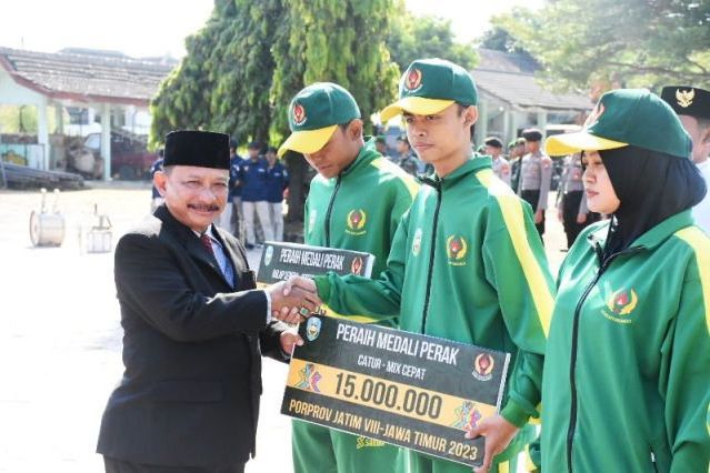 <strong>Bupati Situbondo</strong><strong> Beri Reward  10 </strong><strong>Atlet Peraih Medali </strong>