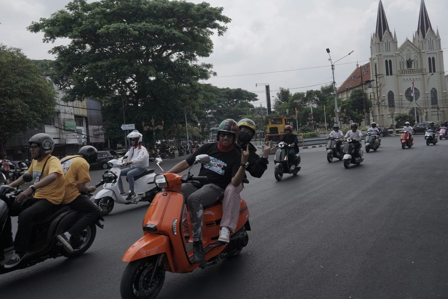 Serunya Keliling Kota Malang dengan Vespa