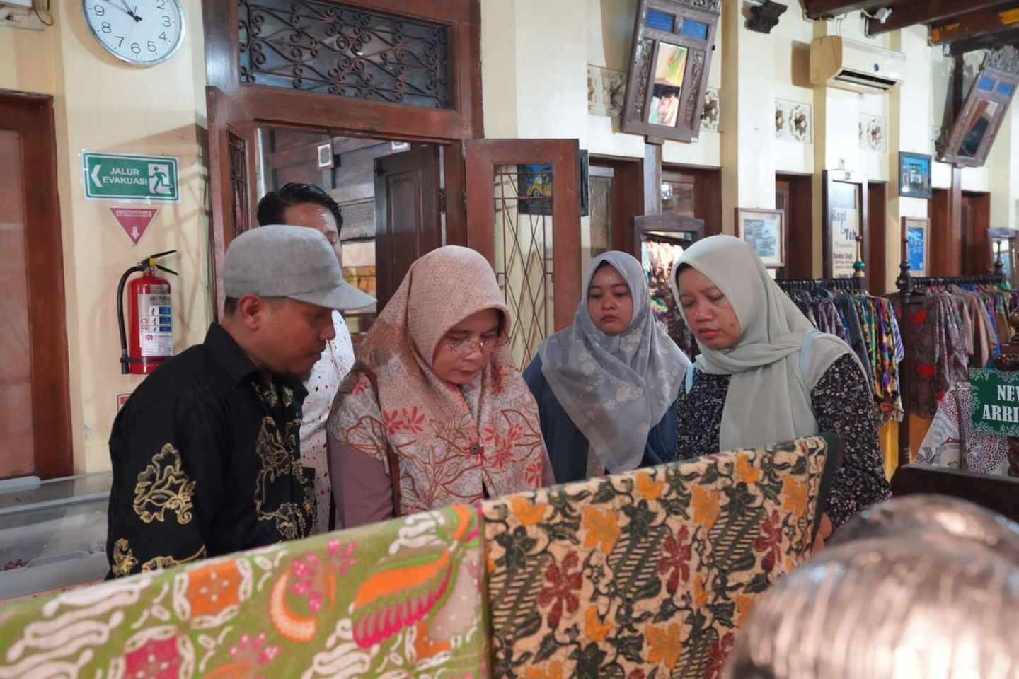 30 Pembatik Ikut Study Lapangan ke Surakarta  