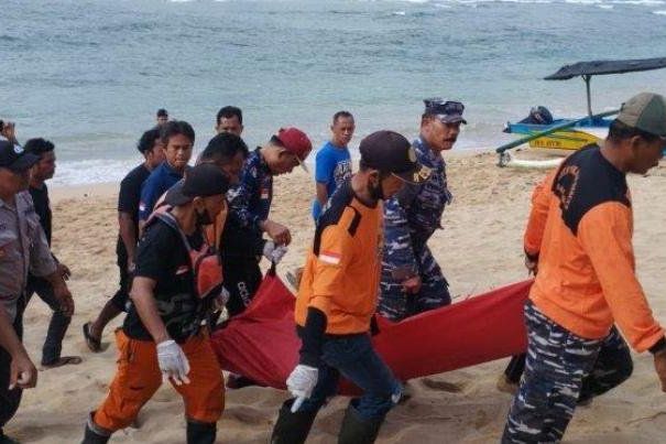 Terseret Ombak, Nelayan Tewas di Pantai Panjang