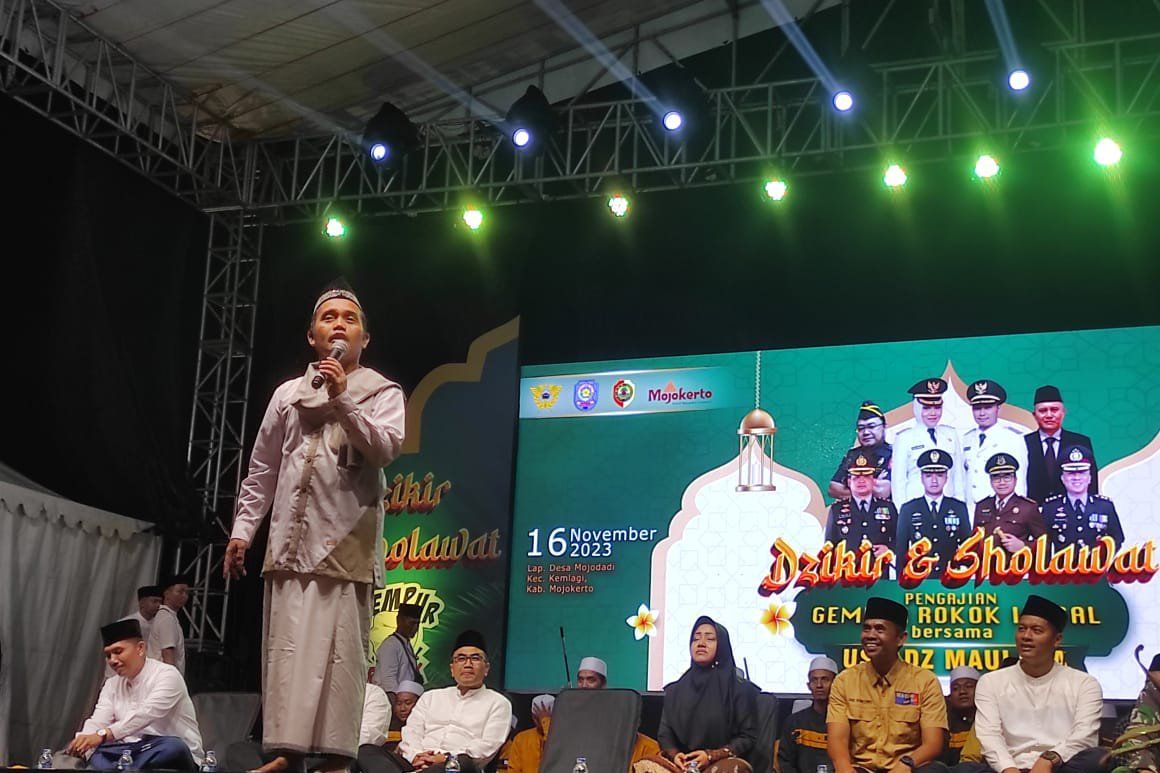 <em>Ngaos</em> <em>Bareng</em> Ustaz Maulana, Bupati Ikfina Ajak Masyarakat Berantas Rokok Ilegal