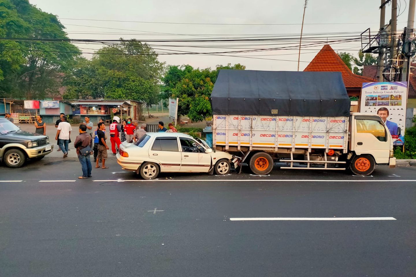 Diduga Mengantuk, Pengemudi Sedan Tewas Tabrak Truk Parkir di Jalan Raya Trowulan