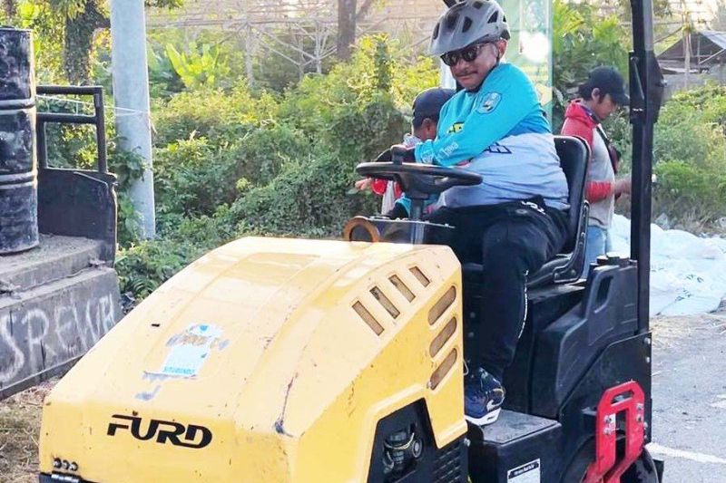 Perbaiki Jalan Wilayah Penghasil Tembakau Besuki-Sumbermalang