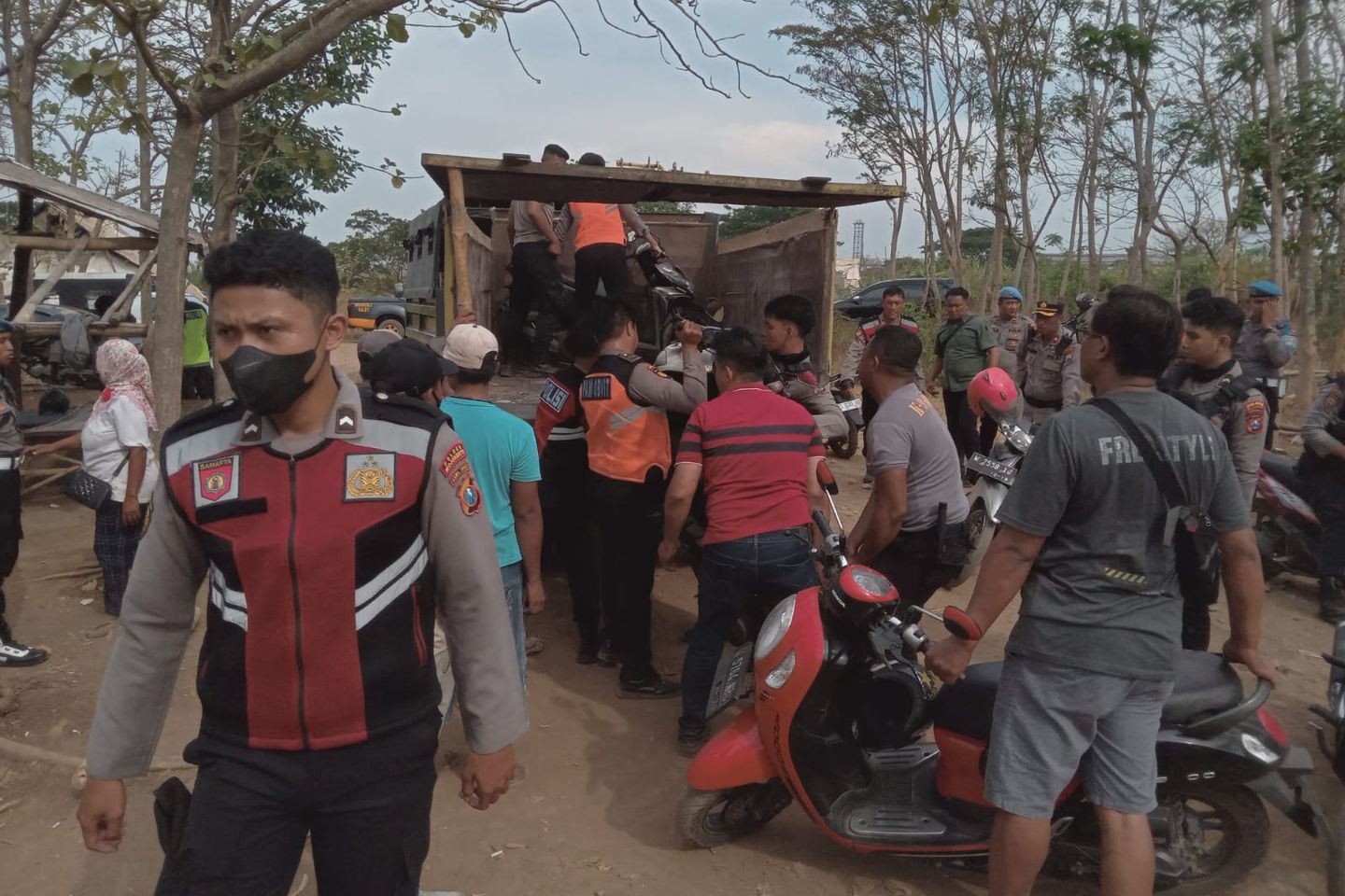 Polisi dan TNI di Ngoro Bubarkan Arena Judi Sabung Ayam dan Tjap Jikie
