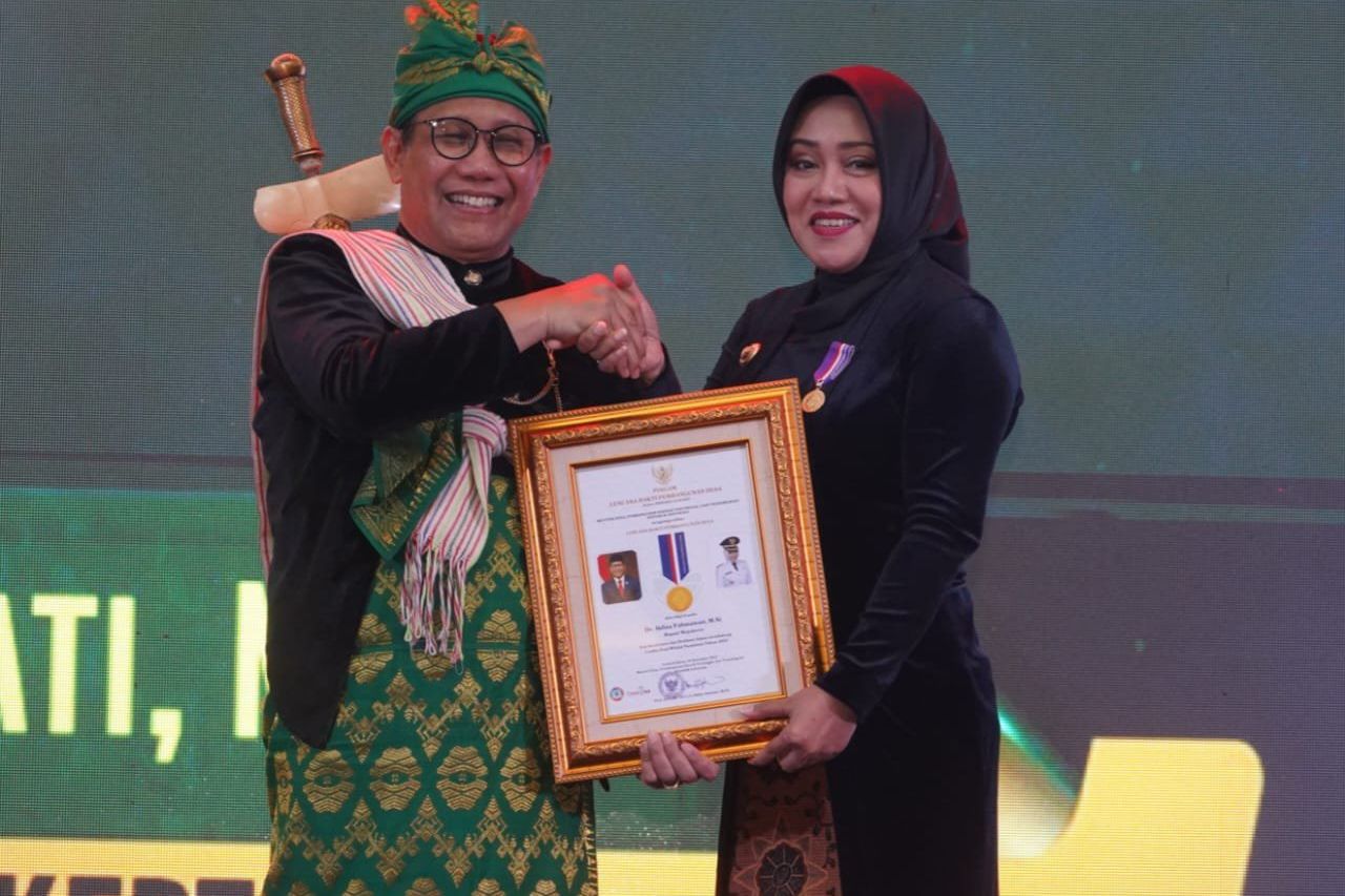 Bupati Ikfina Terima Penghargaan dan Lencana Bakti Pembangunan Desa dari Kemendes PDTT 