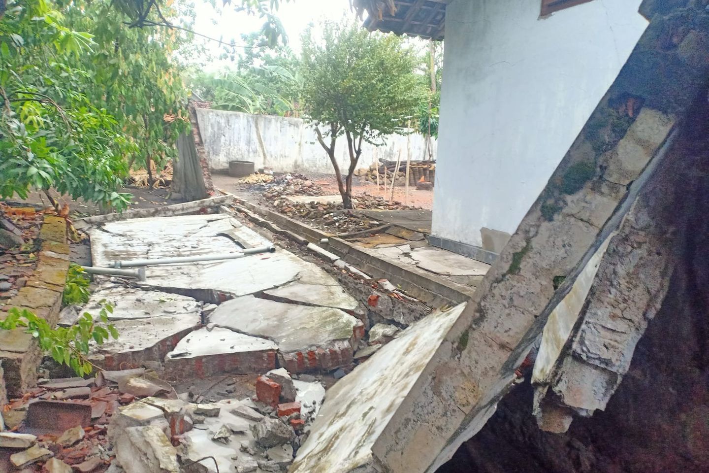 Hujan Deras Disertai Angin Kencang, Belasan Rumah di Mojokerto Rusak