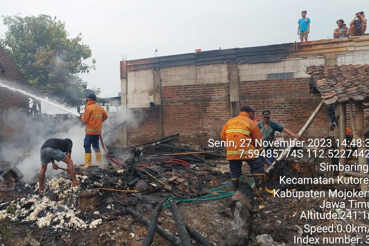 Diduga Lupa Matikan Kompor, Dapur Rumah Warga Mojokerto Ludes Terbakar