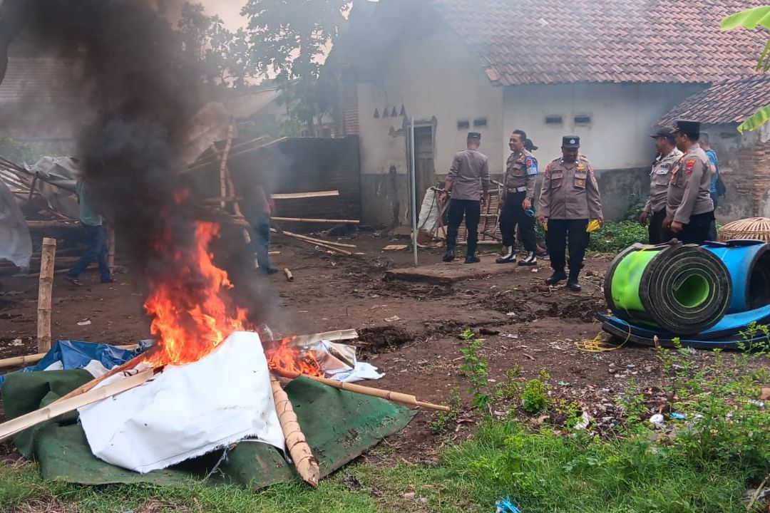 Polri dan TNI Bakar Arena Judi Sabung Ayam di Pungging Mojokerto