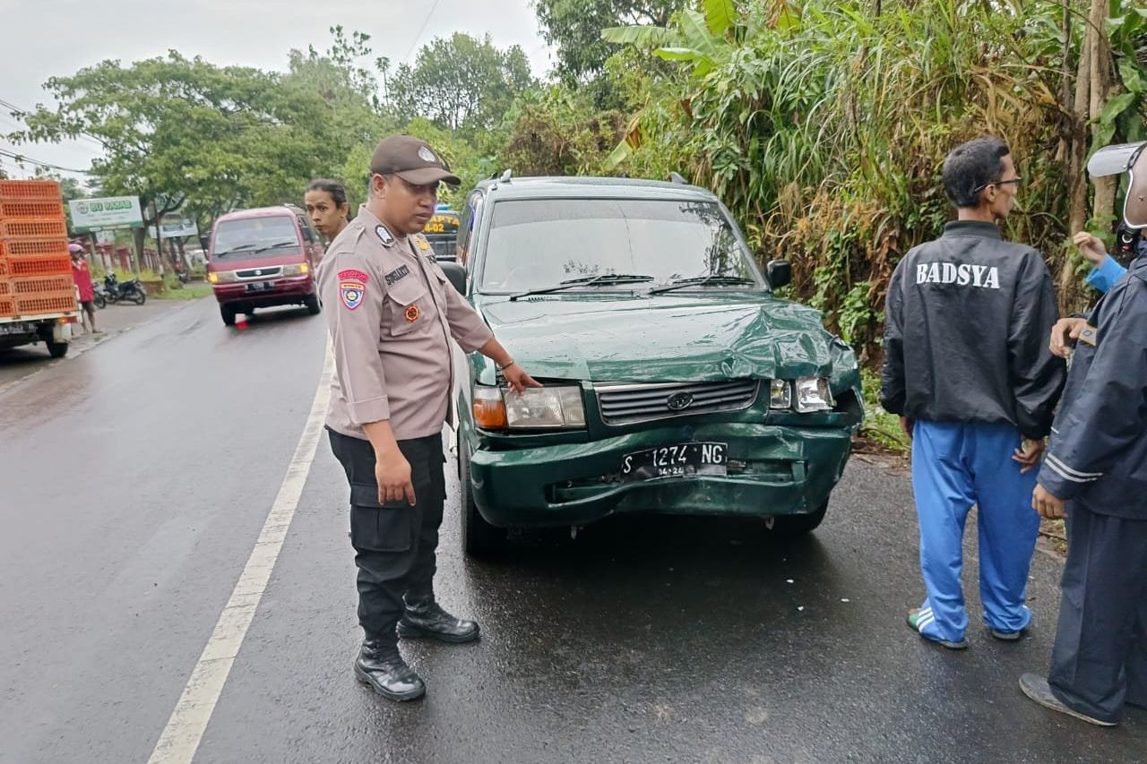 Diduga Mabuk, Pemotor Tewas Tabrak Mobil di Trawas Mojokerto