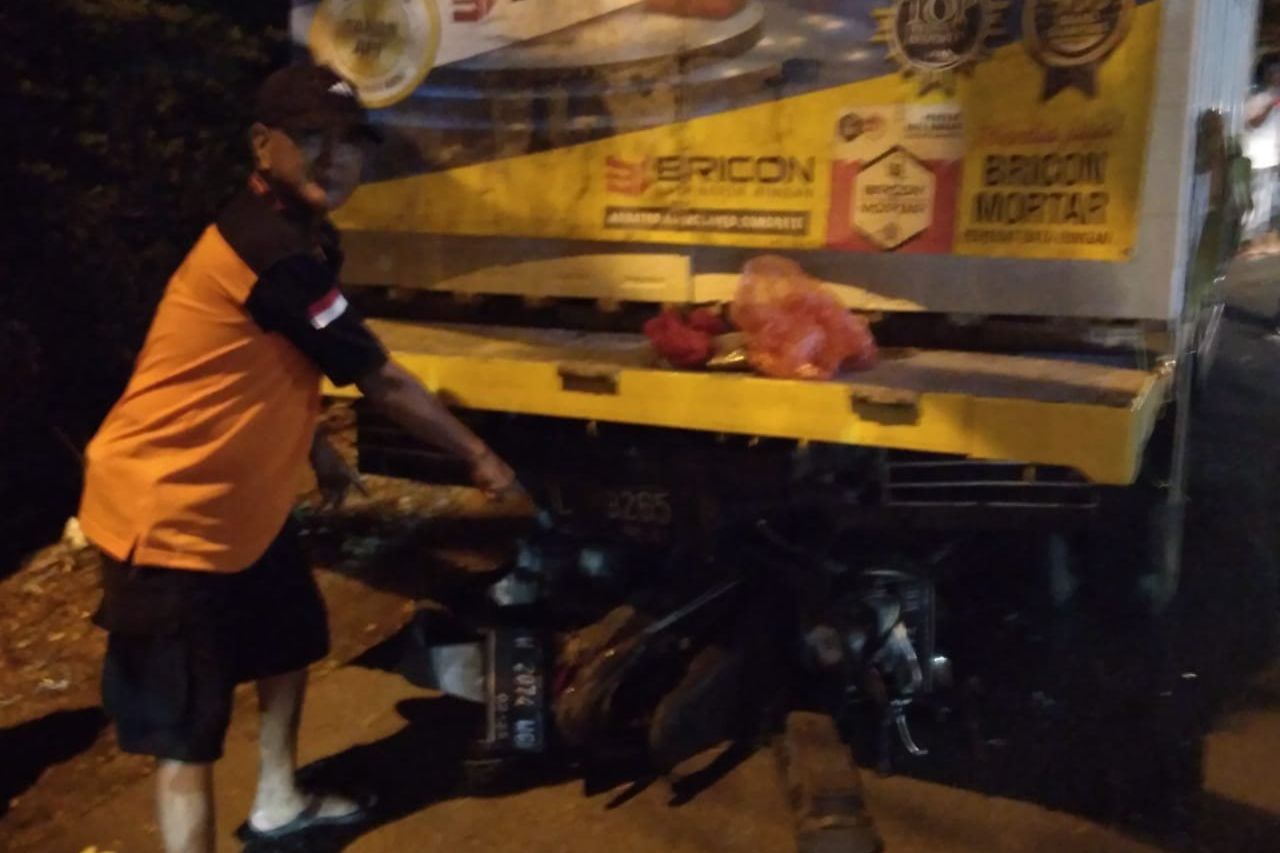 Pemotor Tabrak Truk Parkir hingga Kritis di Jalan Raya Mojosari-Trawas