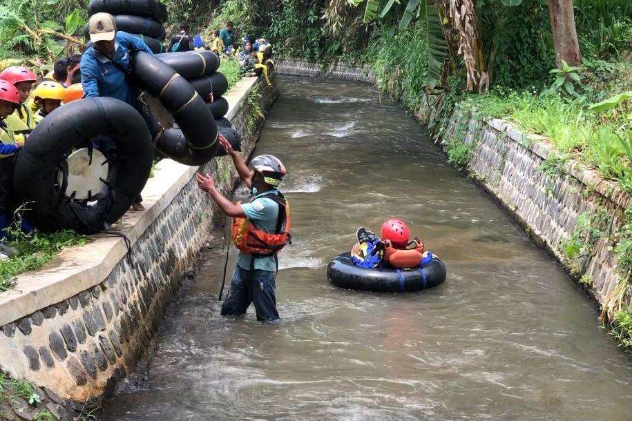 Serunya <em>Water Tubing</em> Menyusuri Irigasi Arum Jeram Landaian (AJL) Mojokerto