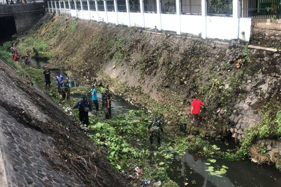 Cegah Banjir, ASN dan Warga Bersihkan Sampah di Sungai Curah Ngoro Mojokerto