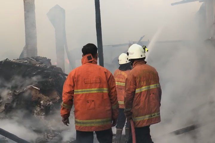 Gudang Produksi Pakan Ternak dan Kandang Bebek di Mojokerto Terbakar