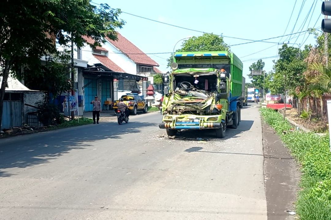 Rem Blong, Truk Bermuatan Koral Tabrak Truk Lain di Mojokerto